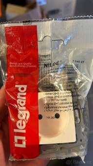 Legrand Niloé zásuvka bílá s clonkami 764527