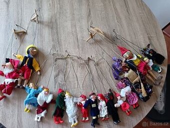 16 kusů starých loutek