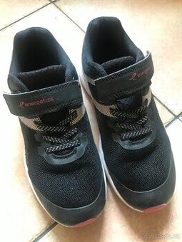 Černé tenisky vel.33