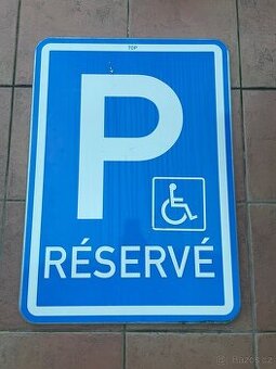 Dopravní značka IP12 + 01 vyhrazené parkoviště pro invalidu