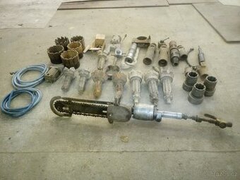 Vrtná souprava - staré vrtací hlavy, dynama atd.