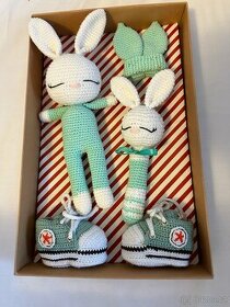 Ručně vyrobené hračky a botičky pro novorozence