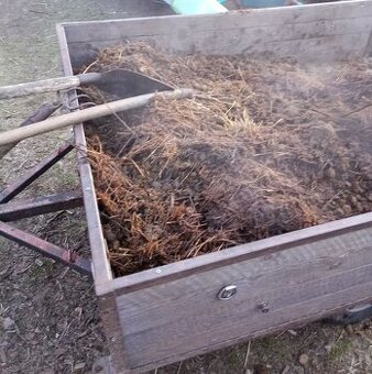 Kvalitní koňský hnůj