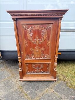 Starožitná skříň-HEZKÝ STAV