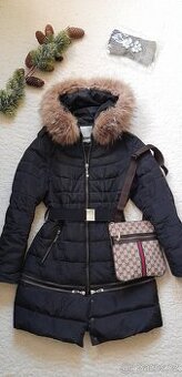 Howeer péřová bunda s páskem kapucí a kožešinou