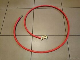 Přívodní kabel elektroinstalace - červený = plus