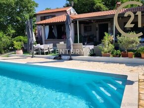 Prodej rodinného domu (90 m2) s bazénem, nacházející se 5 km
