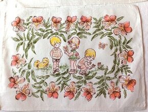 Retro krásné prostírání.Hodiny Roayl Dux. Tři velké sklněné