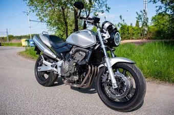 Honda CB600 Hornet s moderním LED světlem