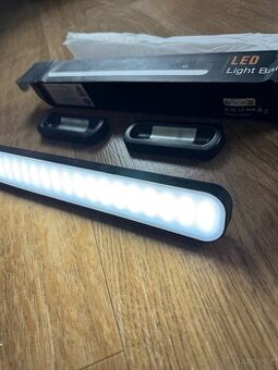 LED Světlo na baterii a magnet
