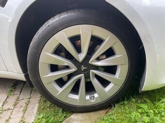 Tesla letni kola 19” 235/40 R19
