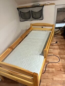 Dětská postel 165 x 75 včetně matrace.