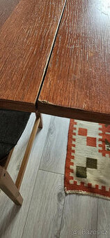 Velky rozkladaci jidelni stul z masivu