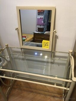 Toaletní stolek se zrcadlem