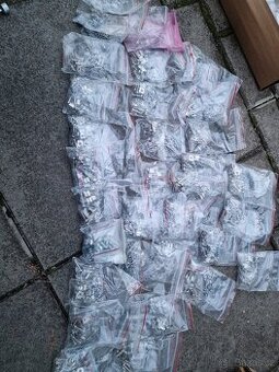 montážní šrouby pro rackové skříně