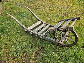 Starý dřevéný trakař