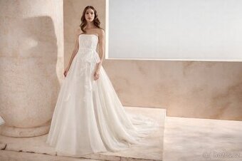 ✨ Zcela nové svatební šaty s něžnými krajkovými detaily a vl