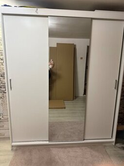 Bílá šatní skříň