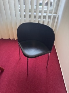 Černé židle s vyšší opěrkou