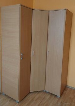Šatní skříně.