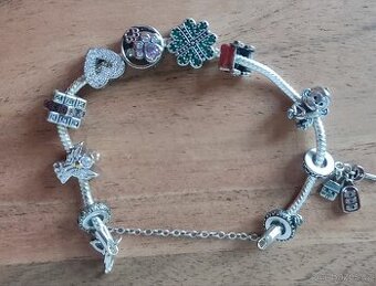 nový nenošený náramek s přívěsky .