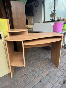 Pracovní počítačový stůl