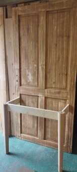 Kávový odkládací koutek z masivních dveří