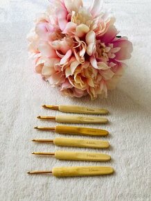 Háčky na pletení s bambusovou rukojetí