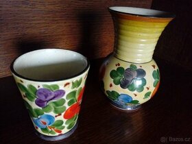Stará keramická váza a hrneček