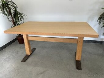 Masivní jídelní stůl restaurační 140x80cm