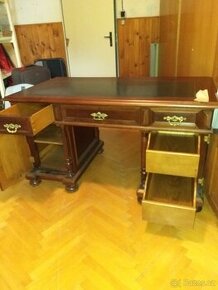 Masivní psací stůl