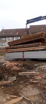 Staré trámy a rozebrání starých střech stodol statků špýchar