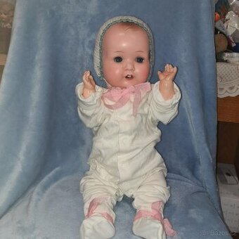 Stará starožitná panenka