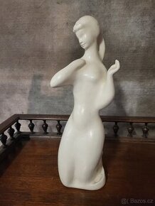 Retro soška sedící žena 60.léta