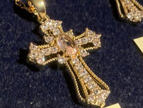 přívěs na dlouhém řetízku