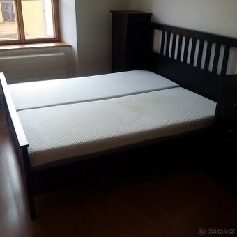 Postel (dvojpostel - masiv) vč. roštů a matrací