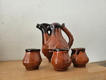 Džbán a pohárky na tvdry alkohol