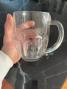 Sada 9 půllitrů značky Pilsner Urquell a 12 půllitrů Pardál