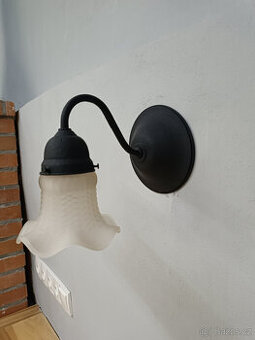 NÁSTĚNNÉ SVÍTIDLO MOSAZNÉ KOVÁŘSKÁ ČERŇ STÍNIDLO MATNÝ ZVONE