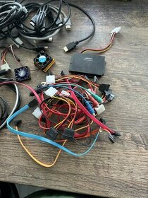 Různé PC kabely