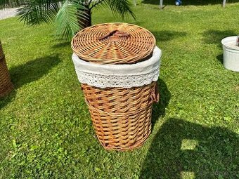 Proutěný koš s textilním vnitřkem. Ø 32cm, výška 42cm