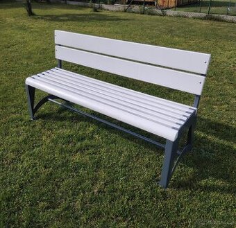 Zahradní lavička...