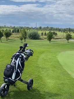 Golfový vozík Clicgeard a hole a bag Callaway