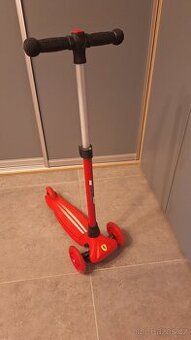 Dětská tříkolová koloběžka Ferrari
