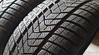 Málo jeté zimní pneu Pirelli 225/45/18, sda