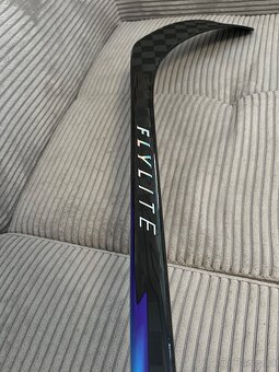 Hokejka Bauer FLYLITE 2025