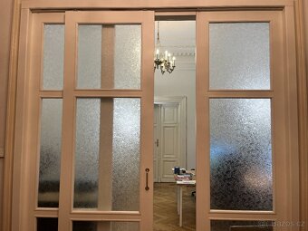 Nabízím posuvné interiérové dveře – dřevěný masiv a sklo