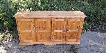 Masivní dlouhá komoda