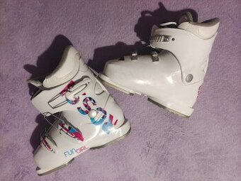 Lyže, hůlky, lyžáky a lyžařské brýle