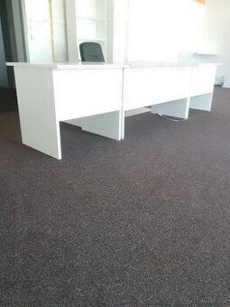 Nové bílé kancelářské stoly...